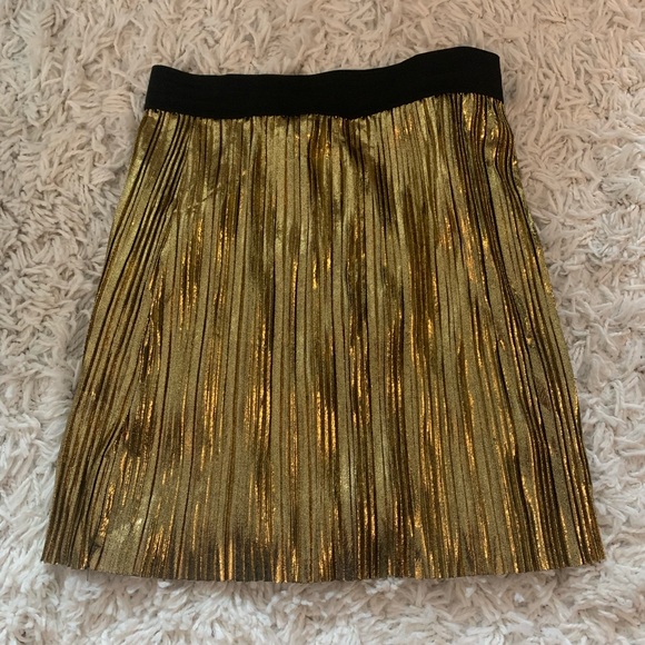 Gold pleated mini skirt. - Picture 4 of 4